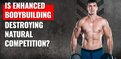 Fisiculturistas naturais e aprimorados no palco mostrando o contraste entre os físicos