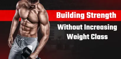 Atleta revisando um plano de ciclo anual estruturado para as fases de treinamento, detonação, recuperação e cruzeiro